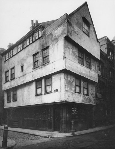 De Gouden Bijl Inn, op de hoek van St. Mary Axe en Bevis Marks, nabij Bishopsgate, ca. 1883 door Henry Dixon